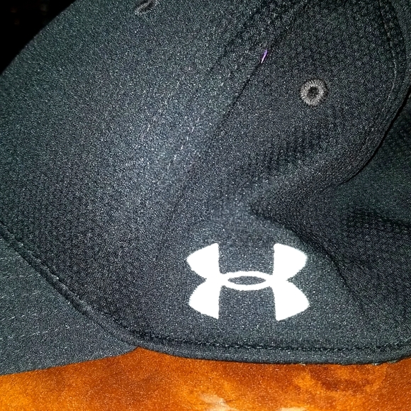 Gently worn once or twice Under Armour Black BB Cap - Picture 3 of 8